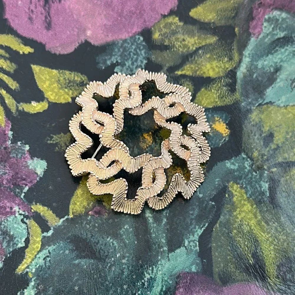 VINTAGE CROWN TRIFARI FLORENTINE SHINY SILVER TONE GEOMETRIC WREATH 3D WOVEN PIN